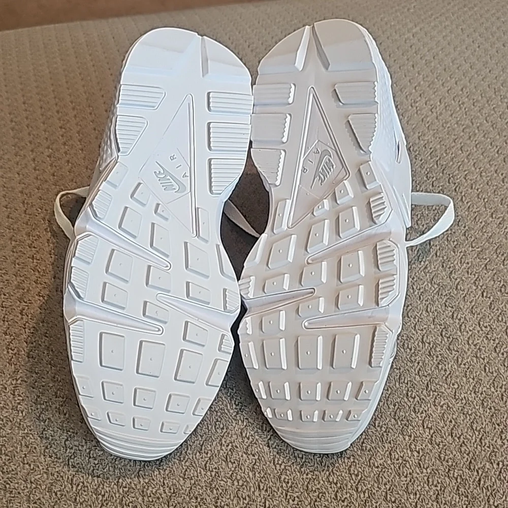 NIB NIKE AIR HUARACHE (White)